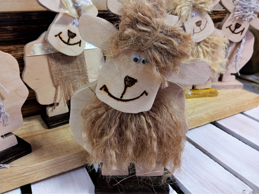 Owieczka drewniana z grzywką